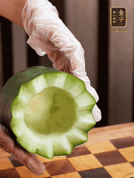 將小冬瓜洗凈，頂端切開去瓜瓤，改刀切口呈鋸齒狀