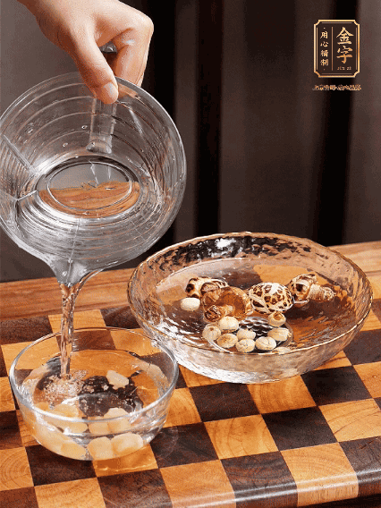 將雞肉、鮑魚、蝦仁焯水，冬菇、蓮子、干貝泡發(fā)