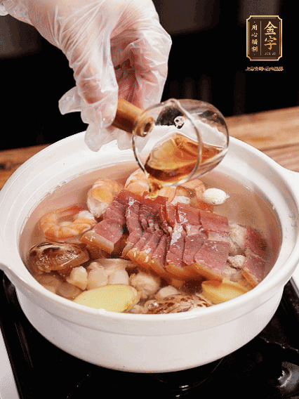 7種食材+帶皮冬瓜塊用砂鍋/電飯煲煮湯功能煮熟，少許鹽、花雕調(diào)味