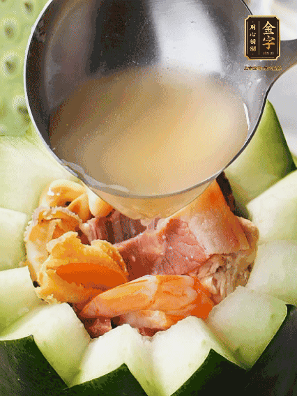 煮好后，盛入冬瓜盅。放入鍋中，可繼續(xù)燉煮，越燉越有味