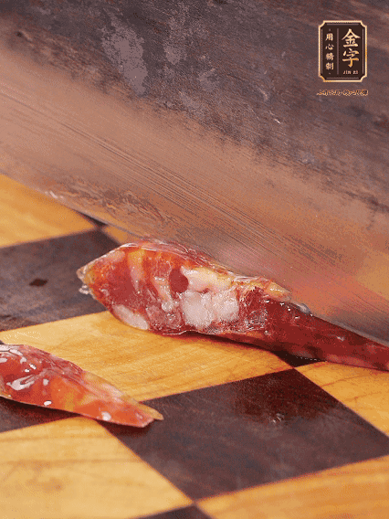 金字金華香腸切片，調(diào)制煲仔飯料汁：生抽2勺+蠔油1勺+1勺芝麻油+半勺糖