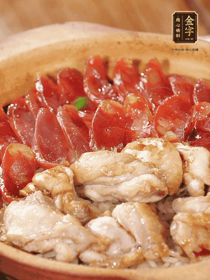 蓋蓋小火燜，沿鍋邊淋一圈油，轉(zhuǎn)動砂鍋燜4分鐘