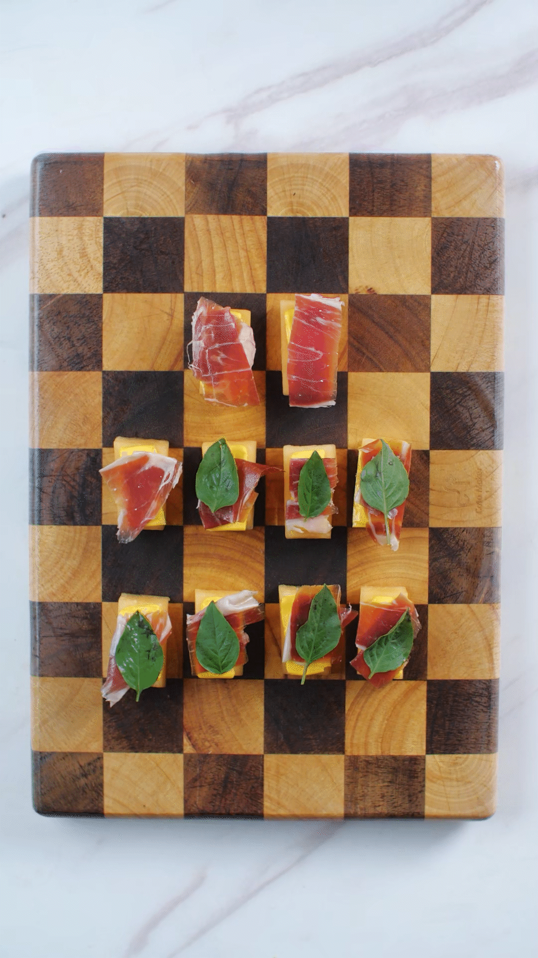 依次放上：奶酪、巴瑪火腿