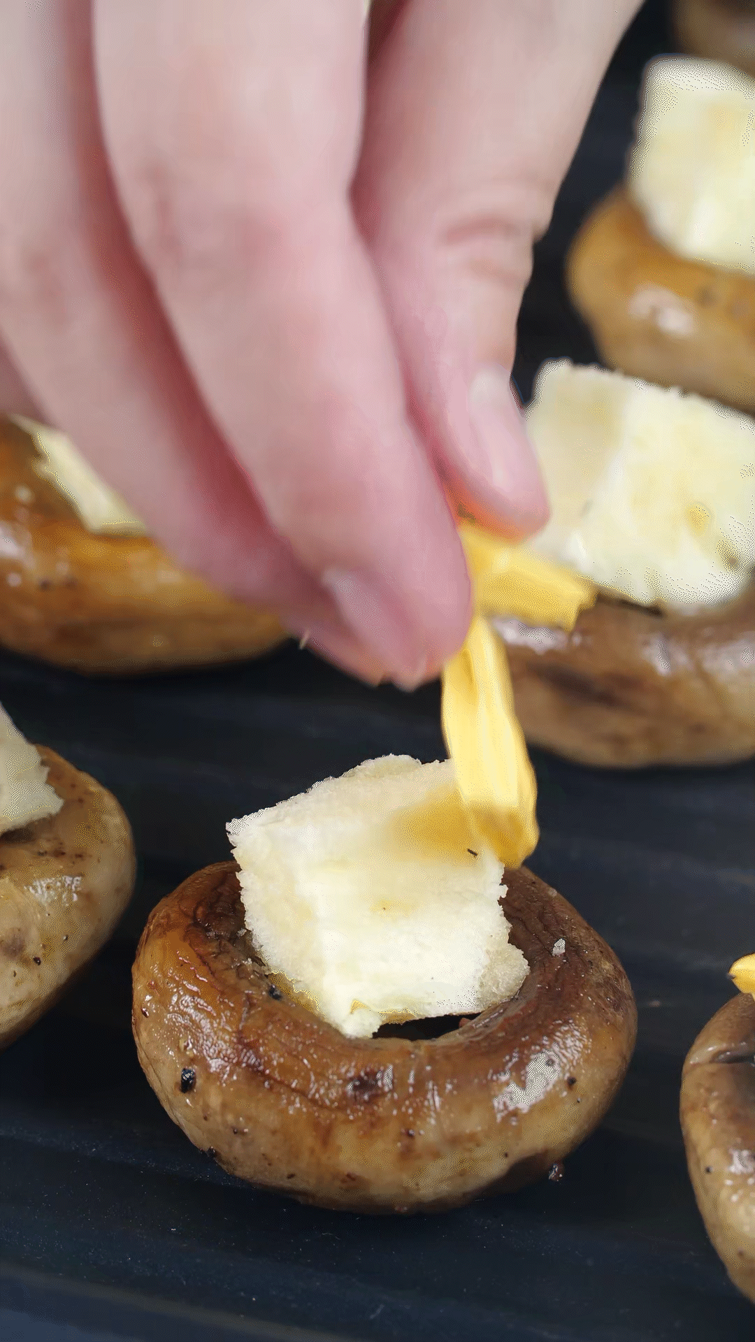 面包切小粒，放入口蘑凹處，蓋上芝士，烤箱180度烤10分鐘