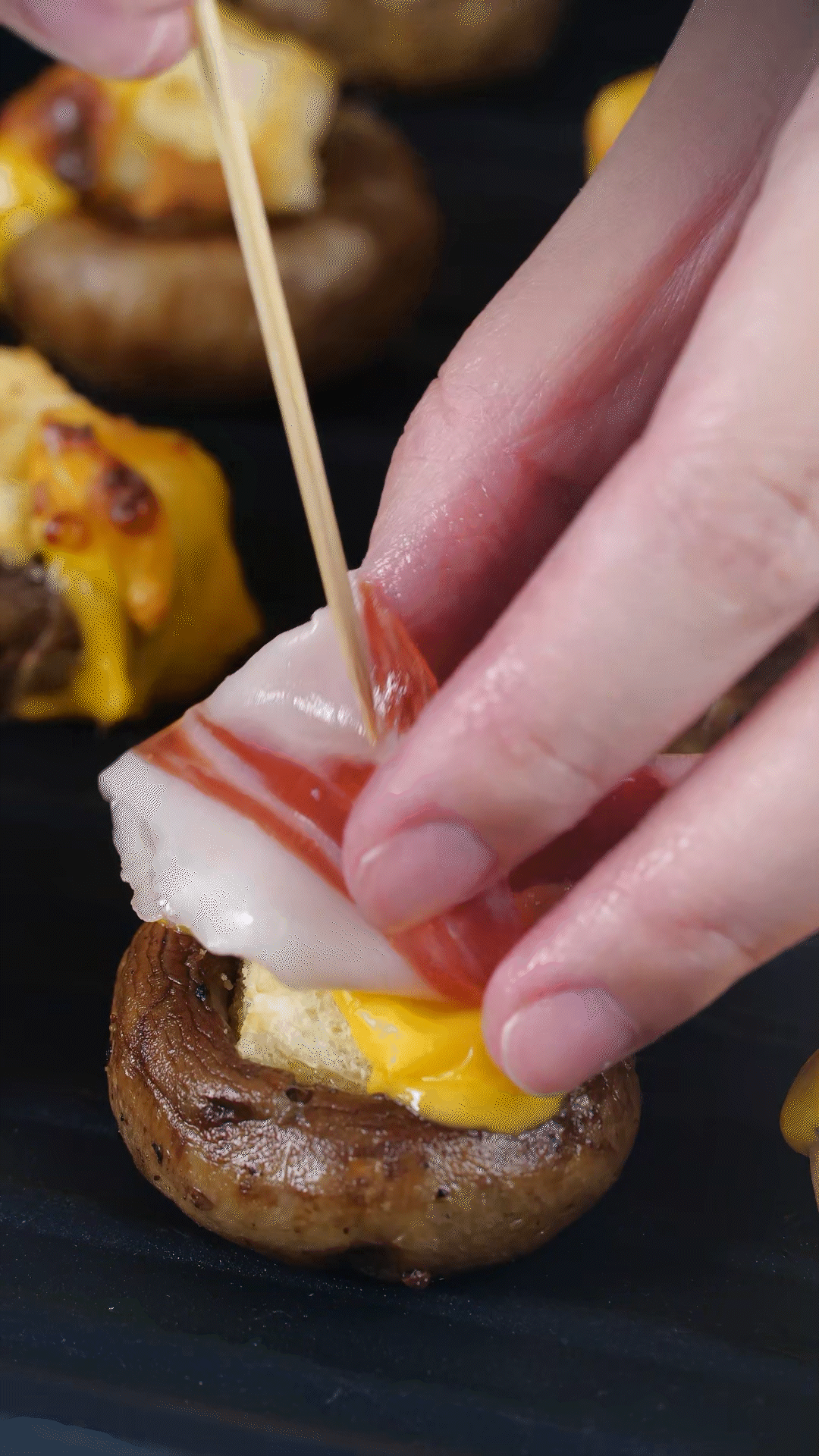 將火腿卷一卷，放在最頂部，插上竹簽