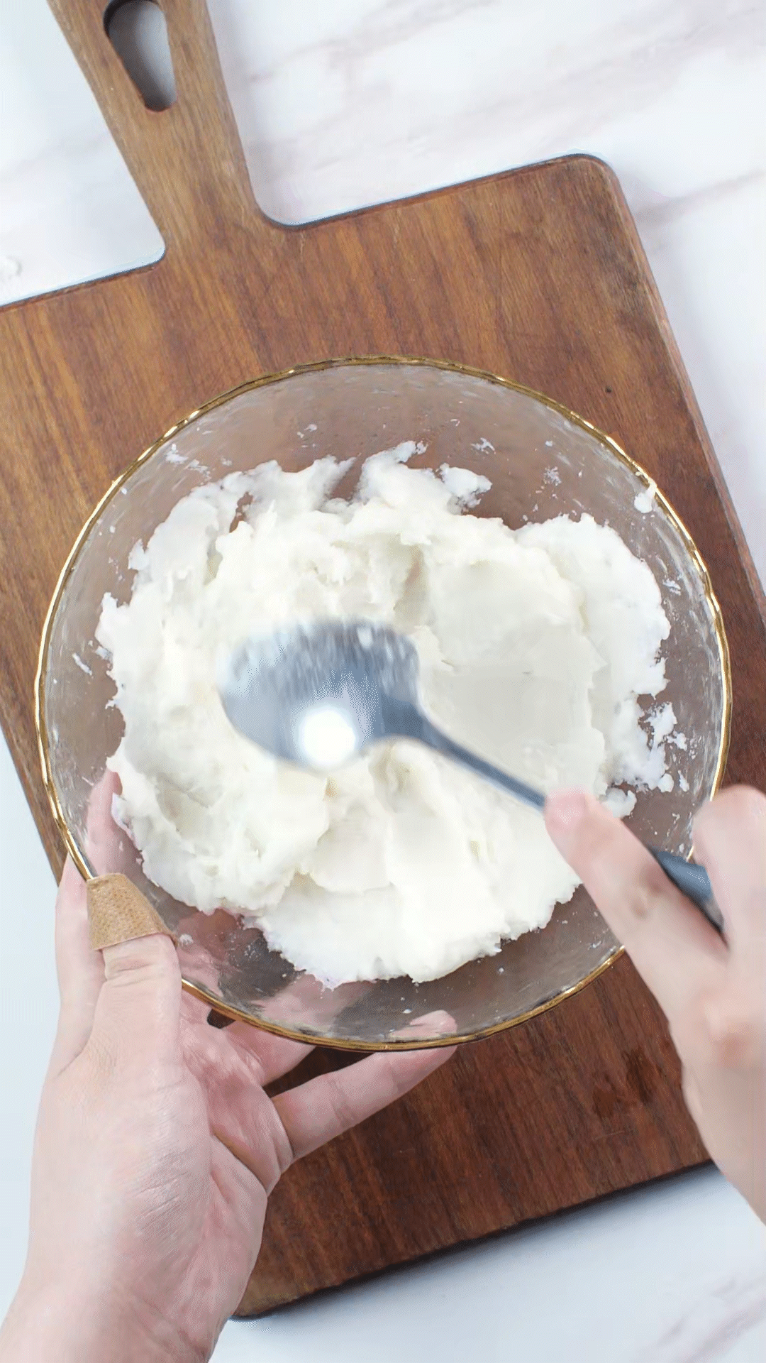 山藥去皮蒸熟，用涂抹奶酪、海鹽、橄欖油調(diào)味