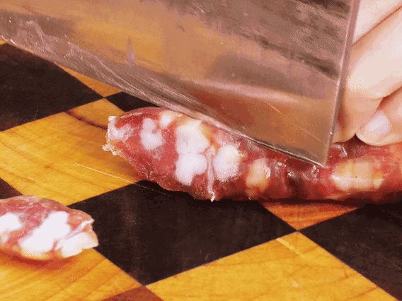 香腸少油煸出香味，下南瓜、板栗、香菇翻炒。2勺生抽、1勺老抽、1勺蠔油、1勺鹽、半勺糖調(diào)味