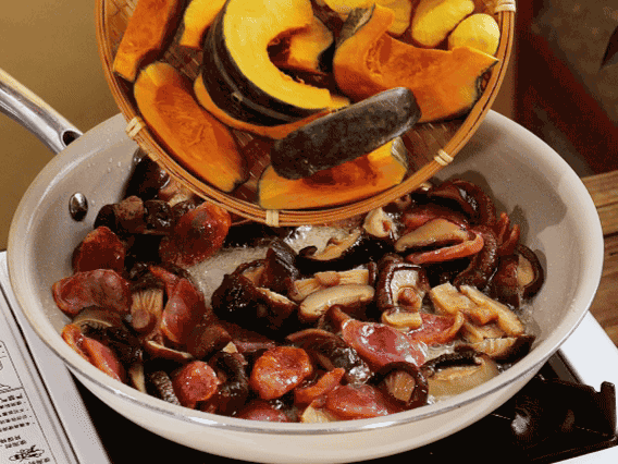 清洗好的大米放入電飯鍋，加裹滿醬汁的食材，再加剛好沒過食材的水，攪拌一下