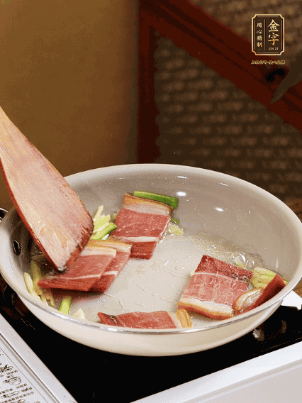 熱油下鍋，火腿、蔥姜蒜煸出香味備用