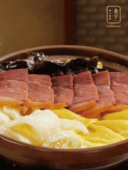 最后胡椒粉調(diào)味，撒小蔥花點(diǎn)綴