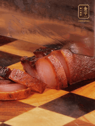 金字醬肉，煮熟切條；蓮藕去皮，切成條狀，焯水2分鐘