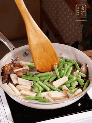 加少許生抽、蠔油、料酒、雞精調(diào)味，少許清水燜2分鐘，炒至豆角皺皮即可