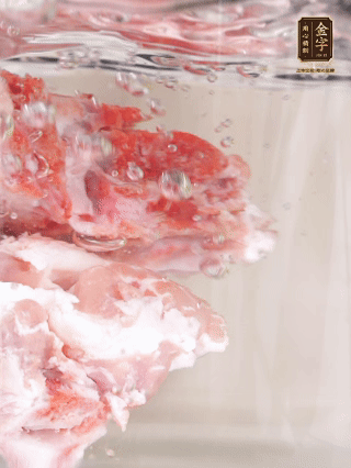 豬骨冷水下鍋，加蔥姜、料酒焯水4分鐘。