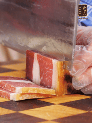 金字火腿切片，溫水浸泡5分鐘