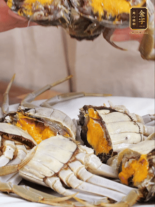 大閘蟹處理干凈，一切兩半。