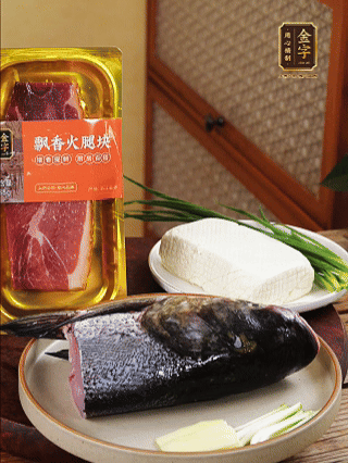 花鰱魚頭處理干凈（刮黑膜、除貼骨血、拔魚牙、剪魚鰭、刮凈魚肉表面雜質(zhì)），從中間劈開(kāi)成兩半，擦干水分