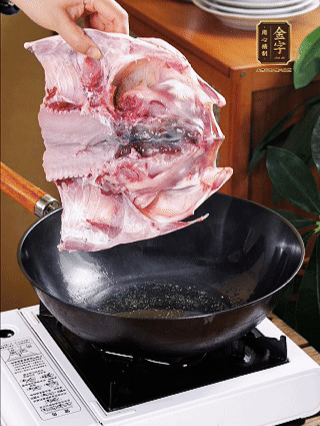 鍋里油燒熱（一半豬油、一半玉米油），放入魚頭，把魚頭煎至少兩面金黃