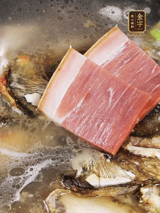 大火燒開(kāi)，大火煮10~15分鐘。放入切好的豆腐，再煮5分鐘大火燒開(kāi)，大火煮10~15分鐘。放入切好的豆腐，再煮5分鐘