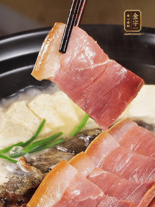 加入一丟丟鹽，撒點(diǎn)胡椒粉，蔥段點(diǎn)綴